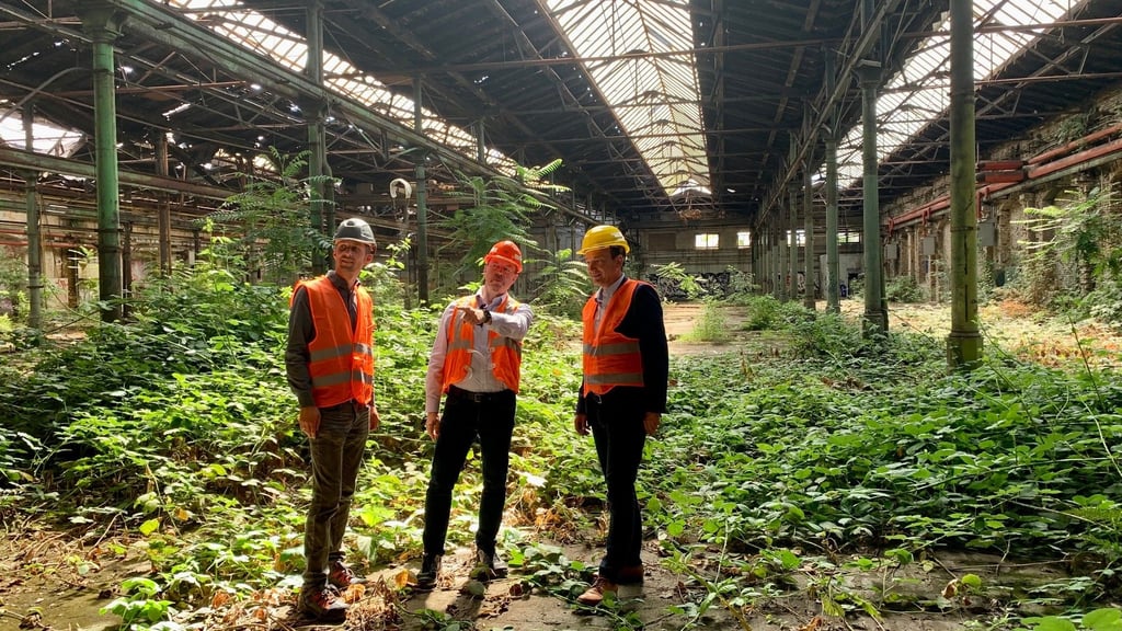 Im Dschungel der RAW-Hallen (von links): EVG-Chef Robert Weber, Jürgen Stemmler von der Bahn und der Landtagsabgeordnete Andreas Silbersack.