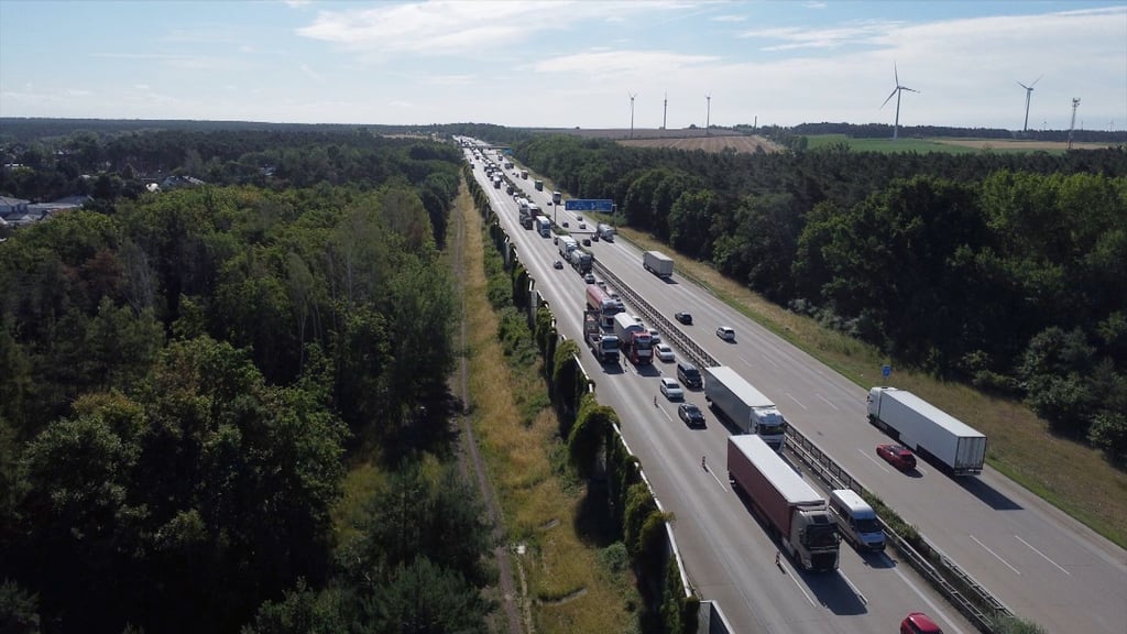 Auf der A2 bei Burg in Sachsen-Anhalt kommt es zu Staus und Verspätungen,