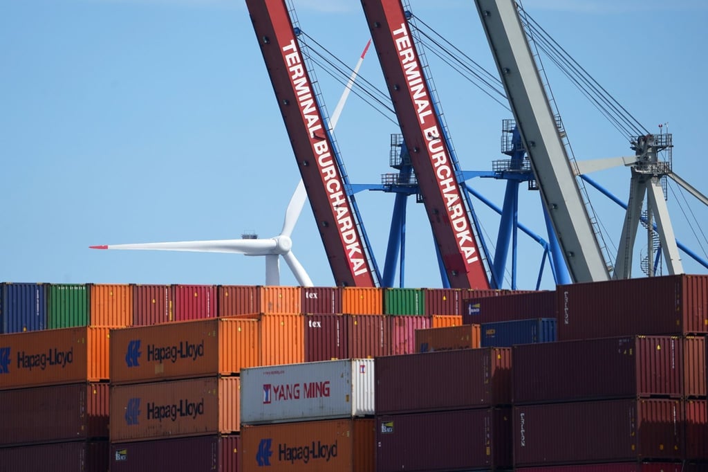 Ein Containerschiff fährt an den Containerbrücken im Hamburger Hafen vorbei.