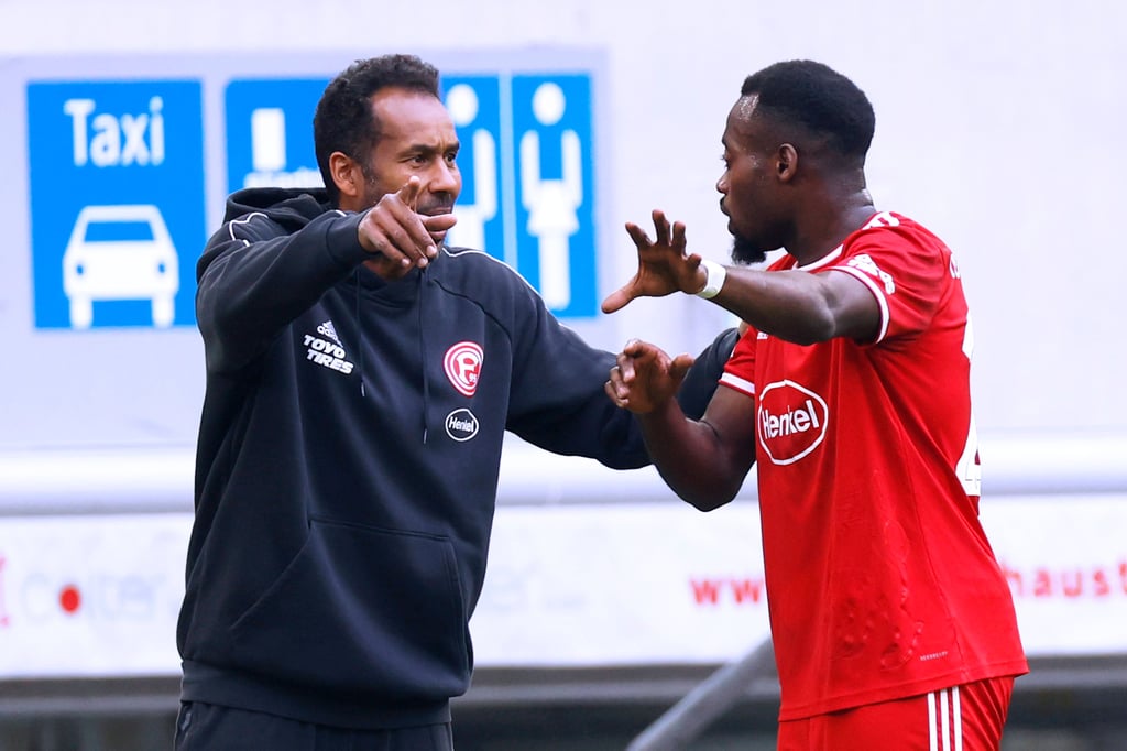 Trainer Daniel Thioune (l.) hatte Fortuna Düsseldorf nach seiner Übernahme zum Aufschwung geführt. Wechselgerüchte rund um Leistungsträger Khaled Narey sorgte zuletzt allerdings für Unruhe.