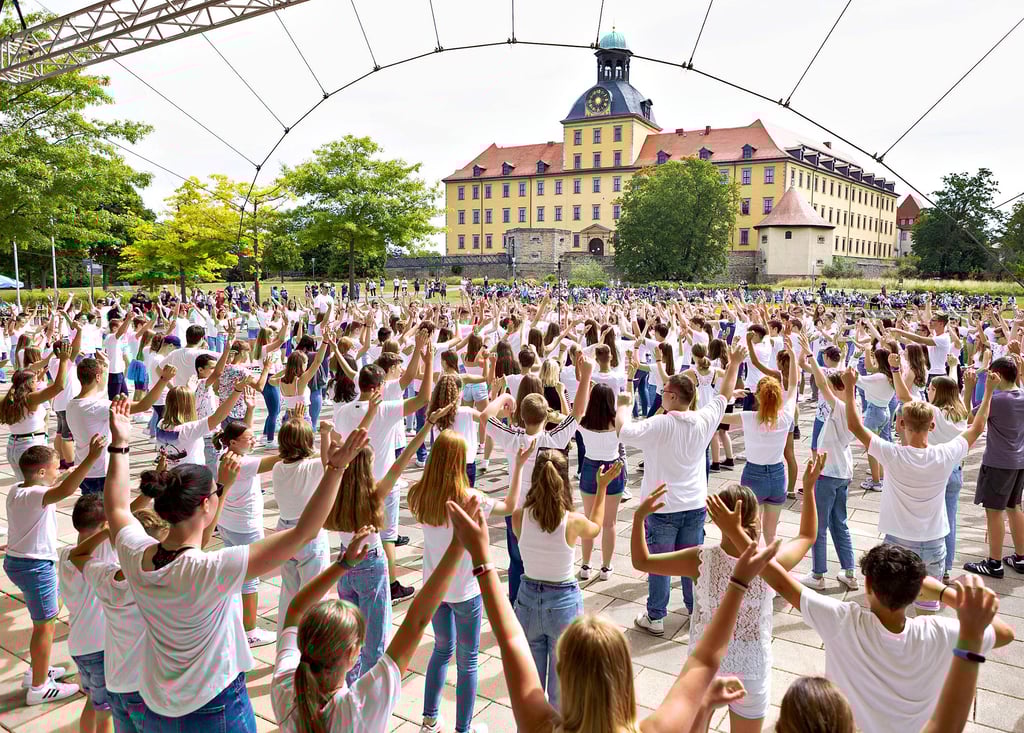 Zum dritten Mal organisierte das Zeitzer Gymnasium einen Flashmob zum Schuljahresabschluss,  zum ersten Mal fand das Event im Schlosspark statt.
