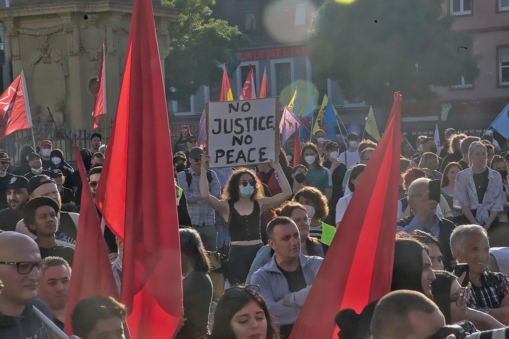Menschen demonstrieren nach der tödlichen Polizeikontrolle in Mannheim gegen Polizeigewalt.