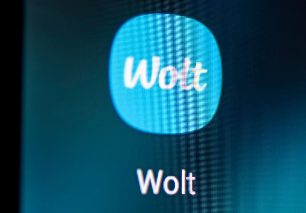 Auf dem Bildschirm eines Smartphones sieht man das Logo der Lieferdienst-App Wolt.
