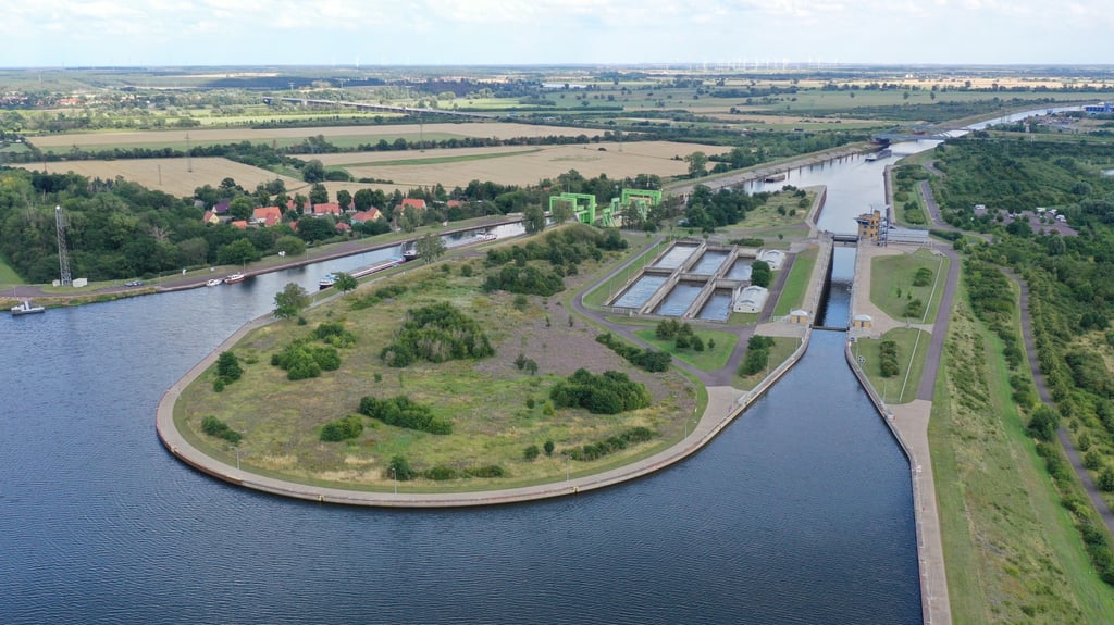 Die Schleuseninsel Rothensee mit Sparschleuse (rechts) und Schiffshebewerk. Auf der Freifläche im Vordergrund soll die Großleitzentrale entstehen.