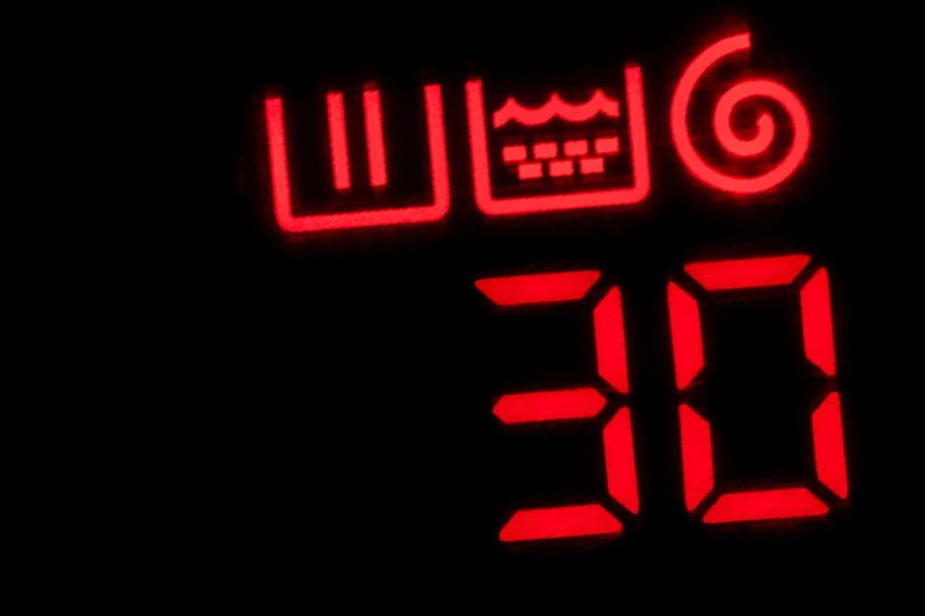 Wer mit 30 Grad die Wäsche in der Waschmaschine laufen lässt, spart Strom - und das in den meisten Fällen ohne Abstriche bei der Hygiene.