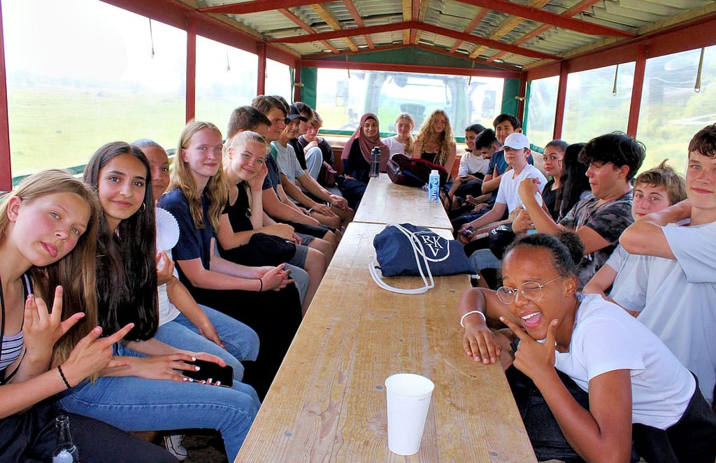 Viele der Berliner Gymnasiasten waren noch nie mit einem Traktor samt Anhänger unterwegs. Von Emden zum Weideprojekt im Seelschen Bruch ging es im Anhänger übers Land.