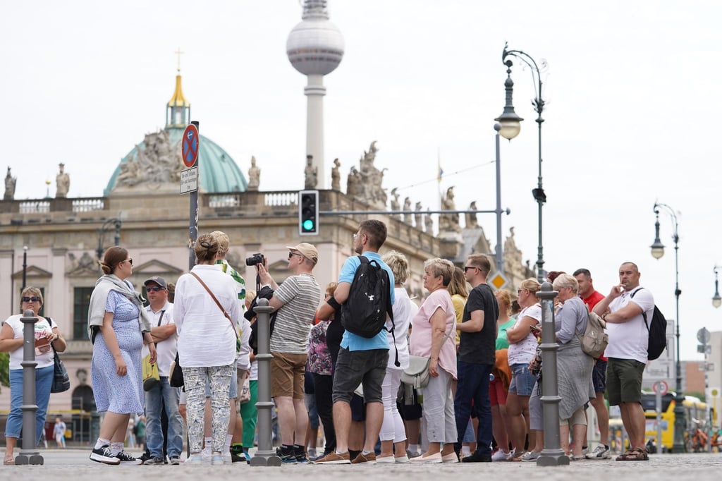 Zahlreiche Touristen stehen vor dem Deutschen Historischen Museum in Sichtweite des Fernsehturms.