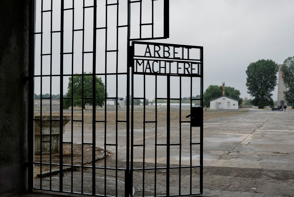 Das Eingangstor mit dem Schriftzug "Arbeit macht frei" im ehemaligen KZ Sachsenhausen.