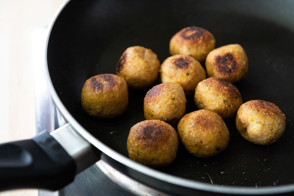Falafelbällchen passen ins Fladenbrot, ins Sandwich oder in den Salat - und lassen sich Zuhause mit wenigen Zutaten selber machen. Wer keine Fritteuse hat, kann dafür auch die Pfanne nehmen.