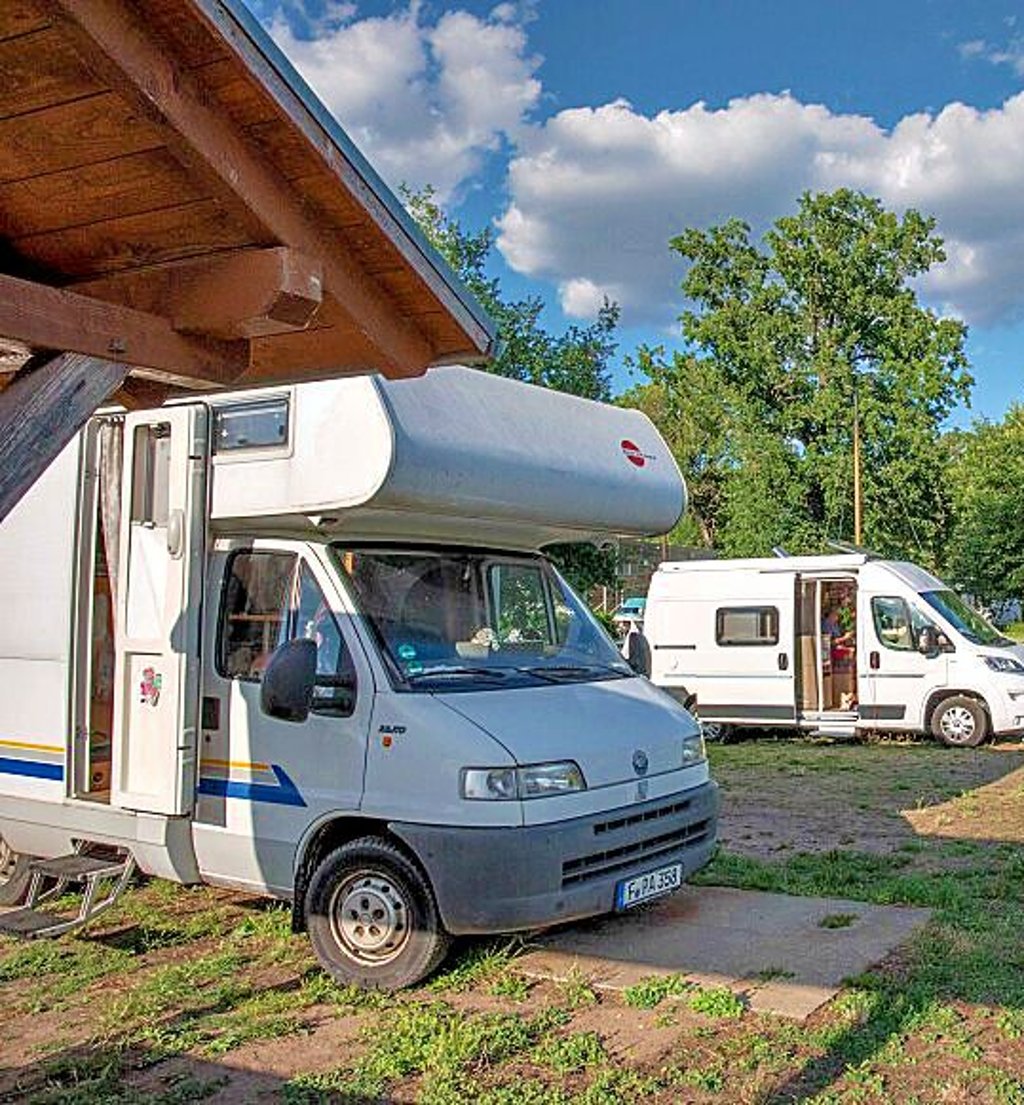 Wohnmobile stehen am Leopoldshafen