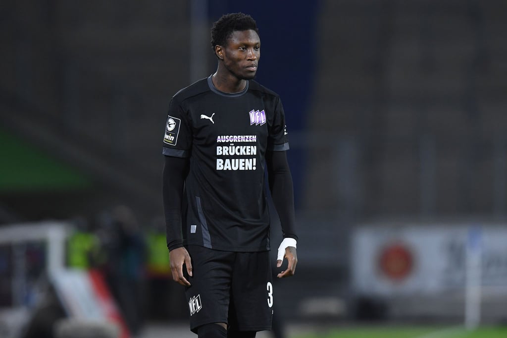 Aaron Opoku steht beim Wiederholungsspiel des VfL Osnabrücks gegen den MSV Duisburg auf dem Platz.