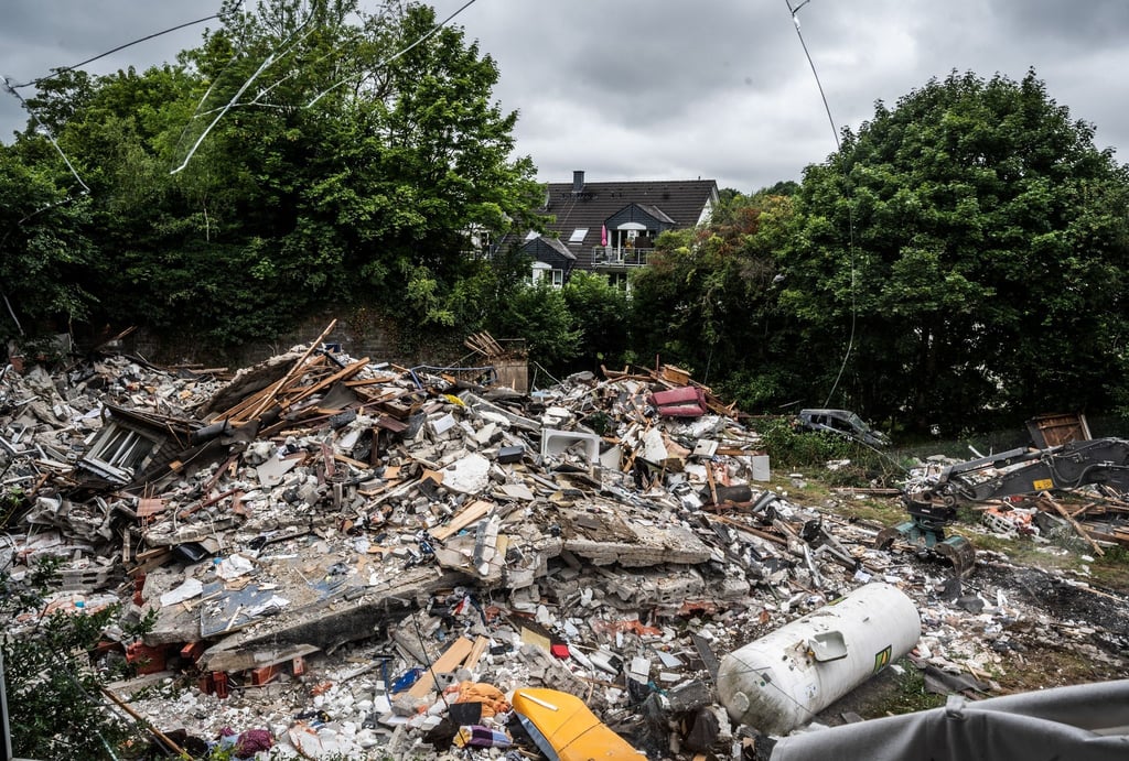 Nur Trümmerteile sind nach der Explosion von dem Haus in Hemer übriggeblieben.