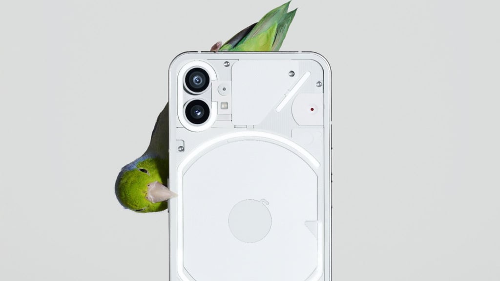 Heiliger Schnabel: Durchs transparente Cover hindurch sieht man etwa die Spule fürs drahtlose Laden.