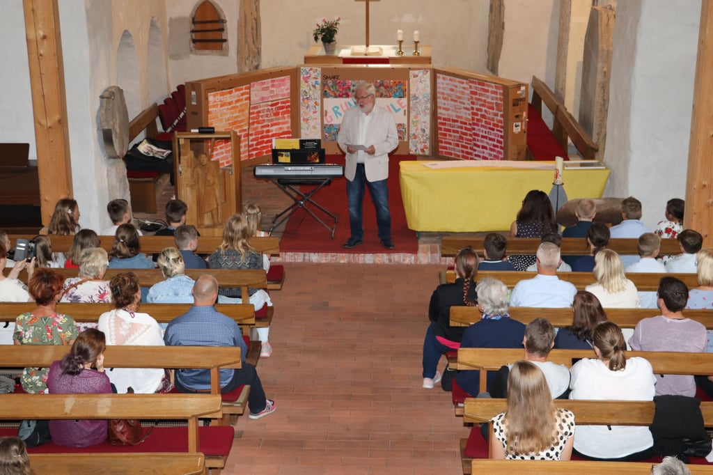 Nicht in der Sporthalle, sondern in der Kirche in Grabow verabschiedete Schulleiter Detlef Tamler im Beisein der Eltern die Klasse 4K. Foto: Bettina Schütze
