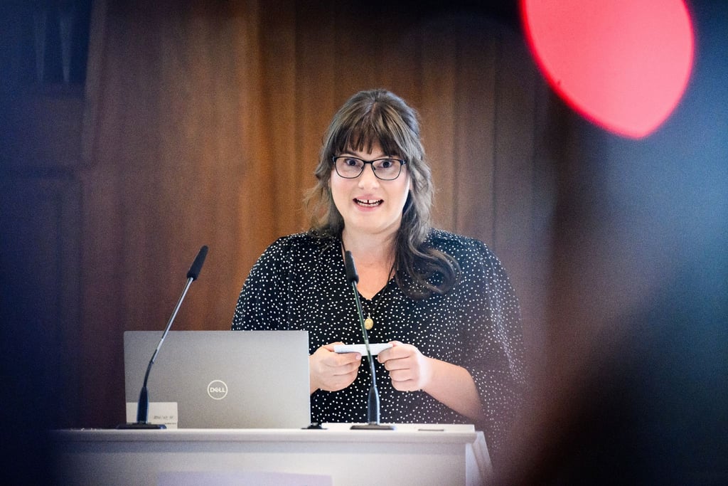 Marie-Luise Vollbrecht, Doktorandin am Institut für Biologie der Humboldt-Universität Berlin, hält einen Vortrag.