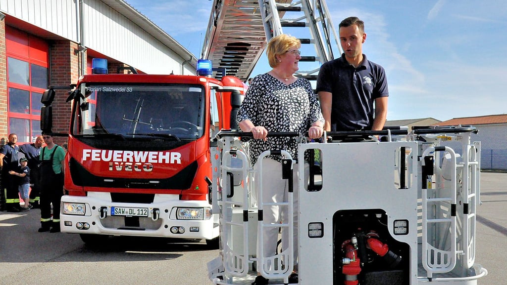 Begleitet von Florian Zebedis wagte Salzwedels Bürgermeisterin die Fahrt nach oben mit der neuen Drehleiter der Wehr.