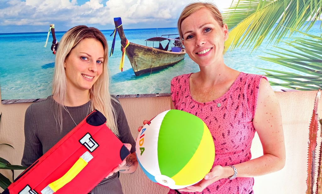Kompetenz im Doppelpack: Franziska Arndt und Carolin Schällig (links) beraten die Kunden im Jessener „Reiseeck“.