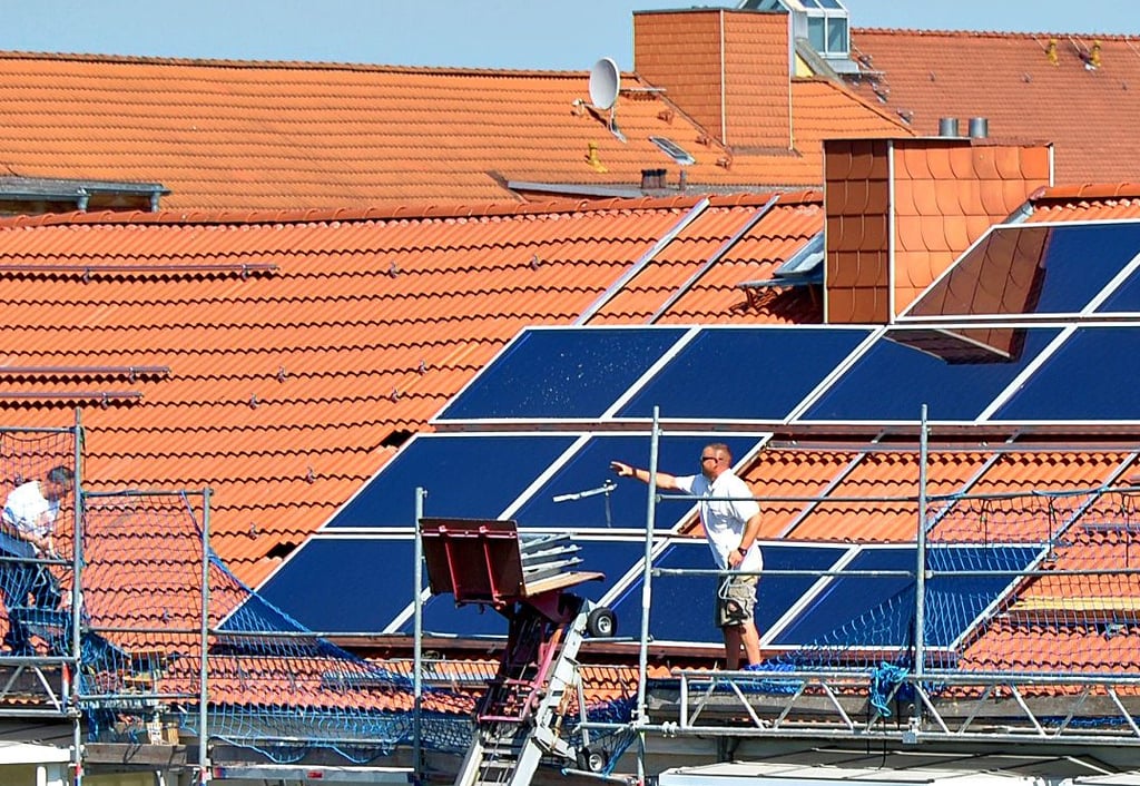 Noch in diesem Jahr soll auf städtischen Gebäuden der Bau von Solaranlagen beginnen.