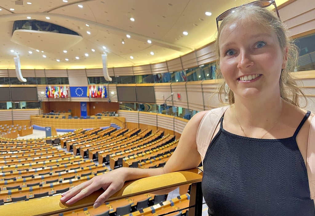 Besuch im Plenarsaal des EU-Parlaments. Franziska Körner aus Schönebeck ist beeindruckt von der Größe. Auch wenn gerade Ausschuss- und keine Sitzungswoche ist, gewinnt sie viele Eindrücke im politischen Brüssel.