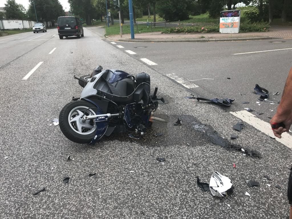 Symbolfoto - Motorroller wurde in Sangerhausen von einem Pkw erfasst.