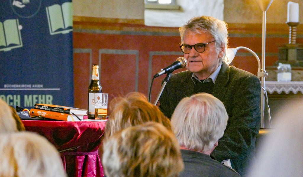 Kabarettist Bernd-Lutz Lange liest für den guten Zweck in der Bücherkirche von Axien.