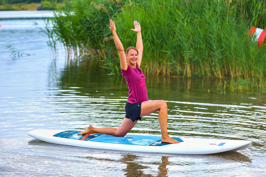 SUP-Yoga bietet Sandra Stock seit diesem Sommer am Geiseltalsee-Strand in Mücheln-Stöbnitz an.