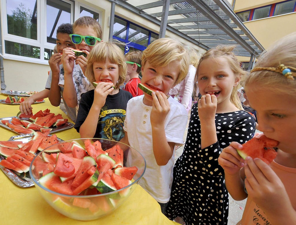 Gesunde Ernährung ist an der Saubacher Grundschule ein großes Thema, zumal es dank mehrerer regionaler Sponsoren allwöchentlich eine Extra-Portion „Schulobst“ gibt. Zum Sommerferien-Start sorgen Melonen-Schnitzel für Erfrischung.