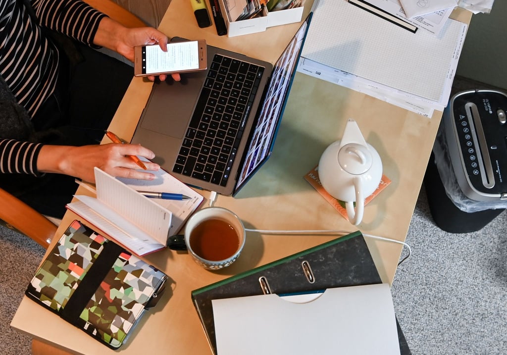 Eine Frau arbeitet im Homeoffice.