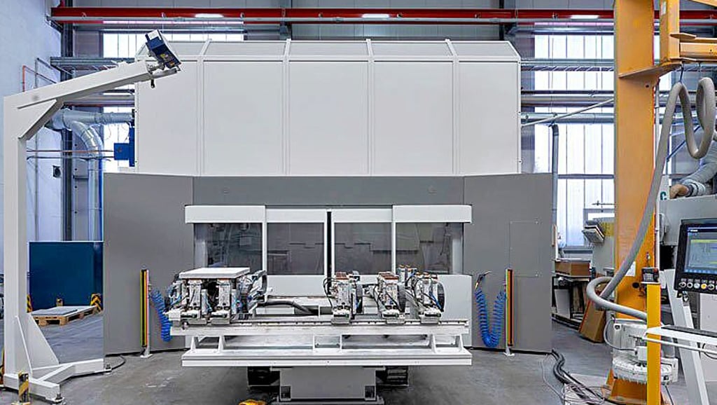 Die neue „Wundermaschine“ der Priorit AG in Osterburg. Mit ihr kann selbst eine Zarge aus einem Stück produziert werden.