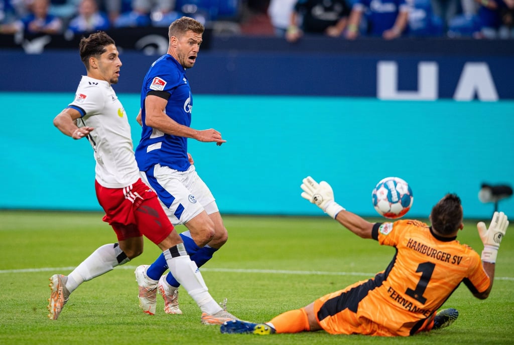 Für Schalkes Simon Terodde (M) ist sein Ex-Club HSV erster Anwärter auf den Aufstieg.