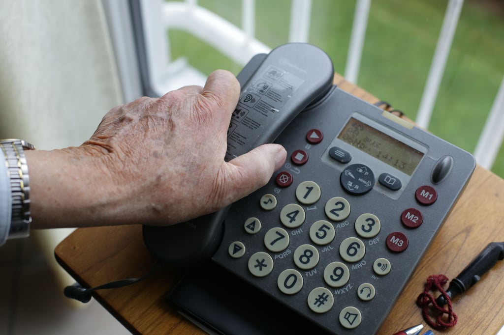 Viele Ältere freuen sich, wenn das Telefon klingelt und sie mit jemanden sprechen können - Betrüger nutzen das allerdings immer wieder aus.