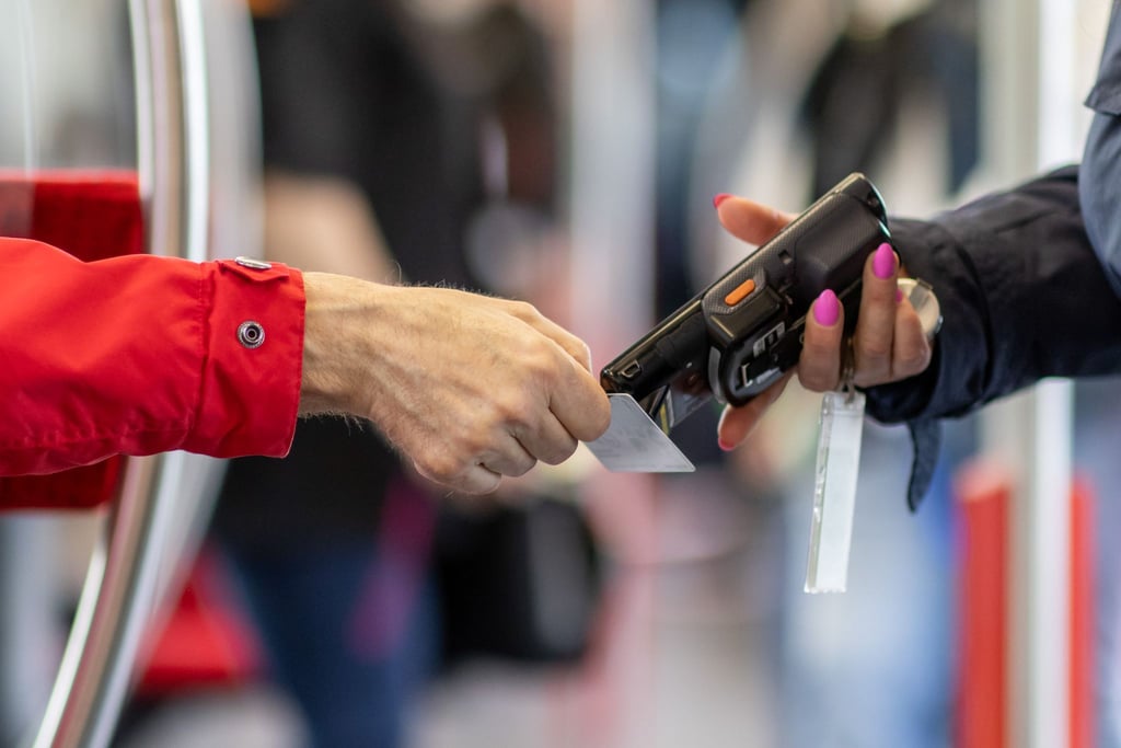 Anders als das 9-Euro-Ticket würde die 69-Euro-Fahrkarte nicht automatisch auch für Abonnentinnen und Abonnenten gelten - Fahrgäste müssen abwägen, welches Angebot für sie am besten passt.