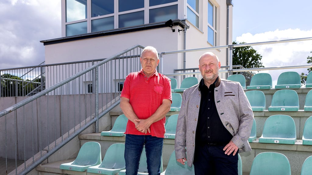 Uwe Kraneis und Ulf Altmann (CDU) im Thälmannstadion des 1. FC Zeitz. Gibt es künftig eine GmbH?