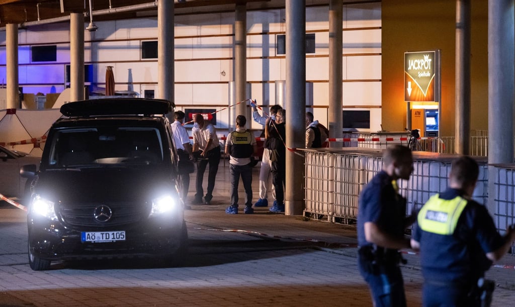 Polizisten untersuchen den Tatort vor einer Spielhalle im oberbayerischen Burghausen.