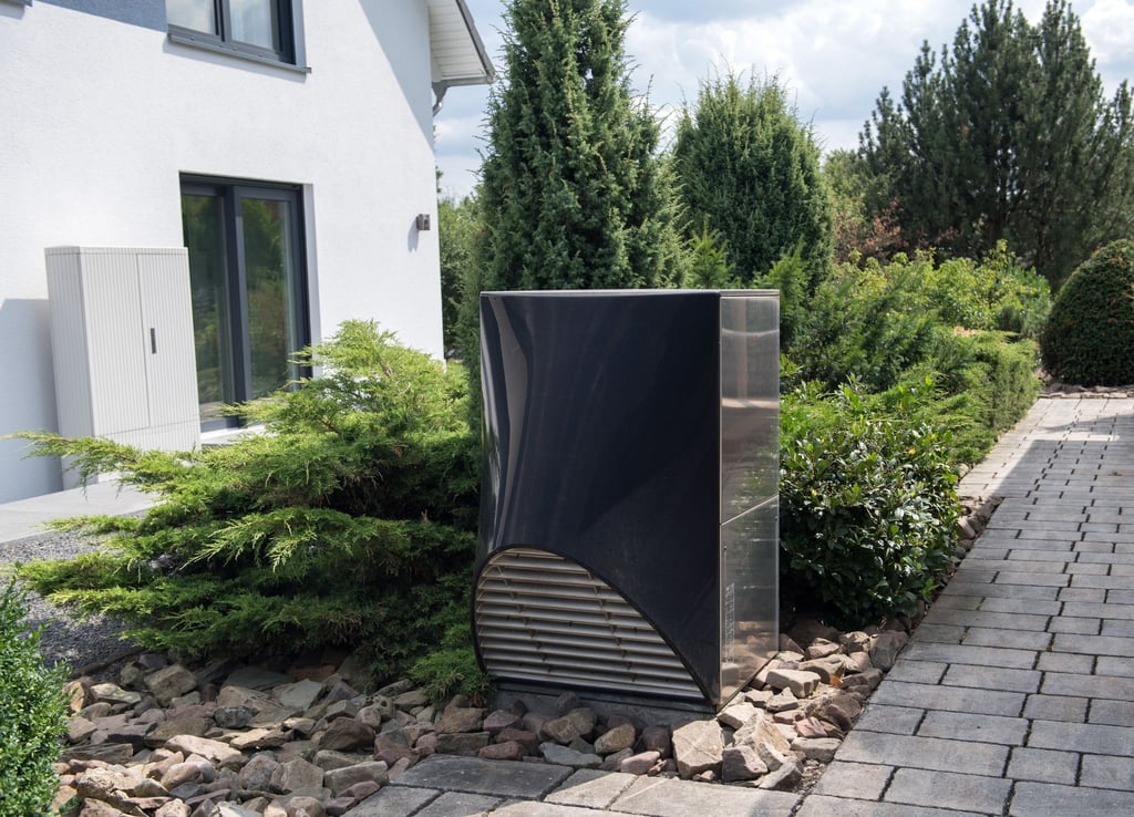 Die Wärmepumpe ist in den vergangenen Jahren vom Nischenprodukt zum Trendprodukt unter den Heizungen im Privatbau geworden. Sie findet sich vor allem an Neubauten, aber auch immer mehr im Bestand.