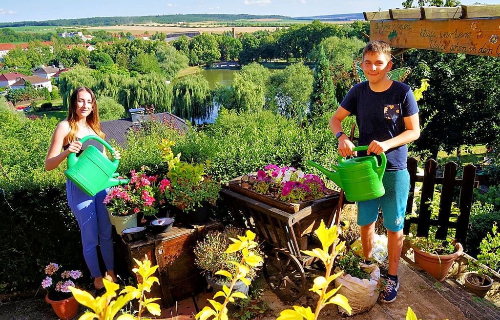Anne Schmoldt und ihr Bruder Justin genießen im Allstedter Schlangengäßchen den Ausblick auf den Vorwerksteich.