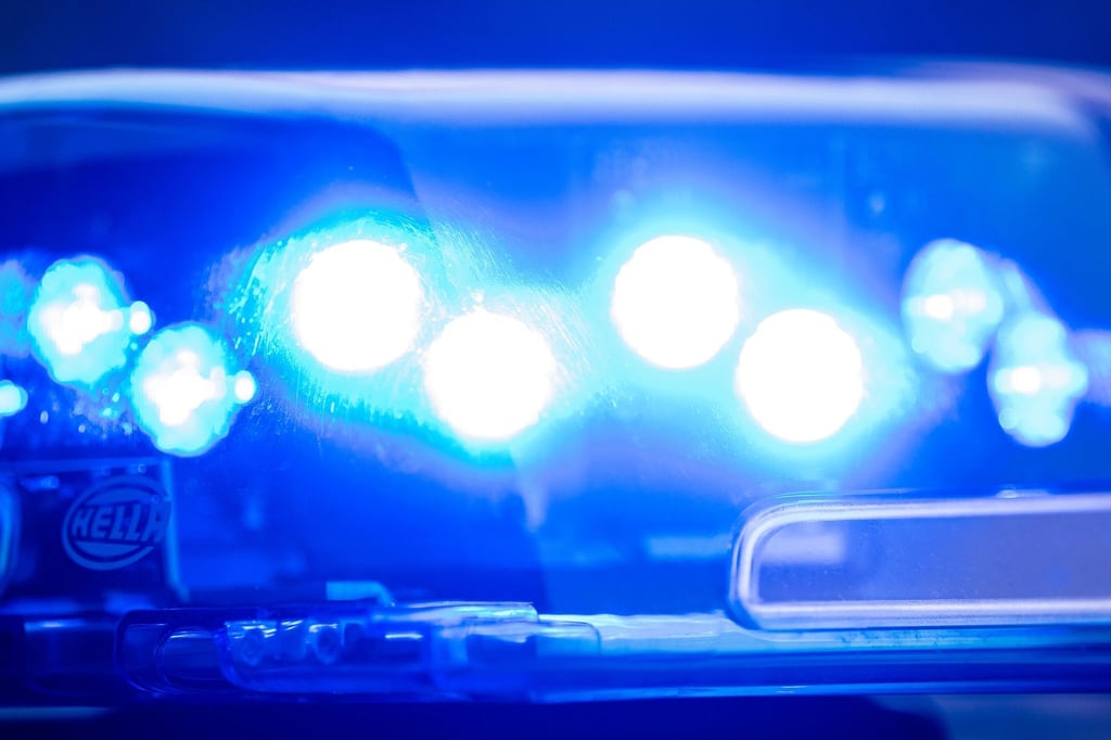 Ein Blaulicht leuchtet auf dem Dach einer Polizeistreife.