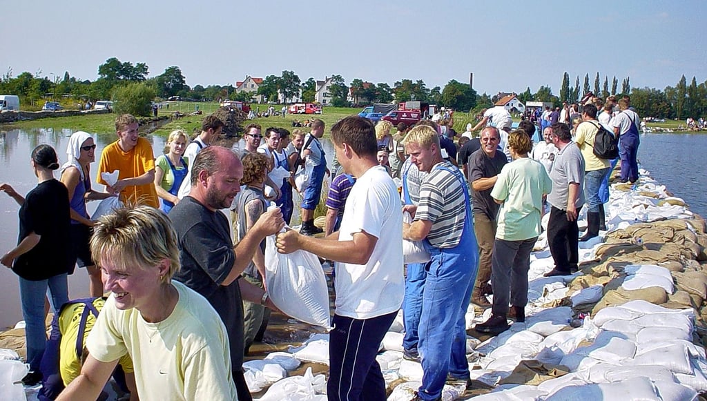 Hunderte Helfer schichteten im August 2002 die Sandsäcke am Fritz-Heinrich-Stadion immer höher, damit das Wasser der überlaufende Goitzsche nicht Bitterfeld flutet.