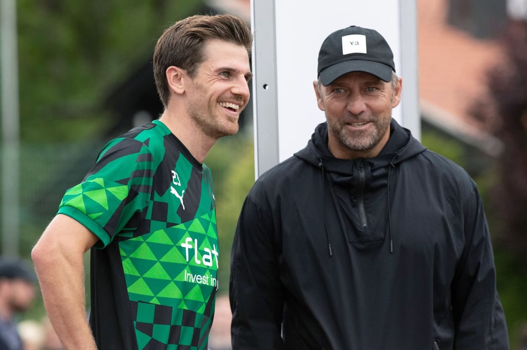 Die Zukunft von Jonas Hofmann (l) bei Borussia Mönchengladbach ist weiter offen.