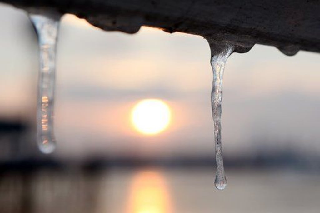 Schnee und Eiszapfen an hohen Dächern können gefährlich für Fußgänger sein. Aber mitten in Juli in Volkstedt