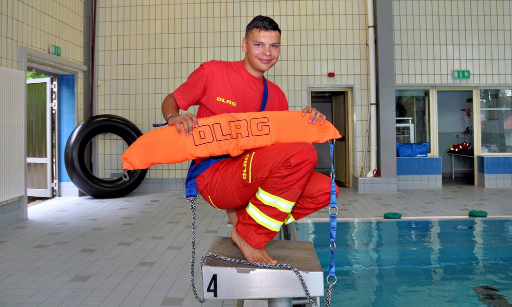 Regelmäßiges Training in der Genthiner Schwimmhalle, zum Beispiel mit dem Gurtretter, gehört auch für Rene Ulrich zum Rettungsschimmer-Dasein dazu.