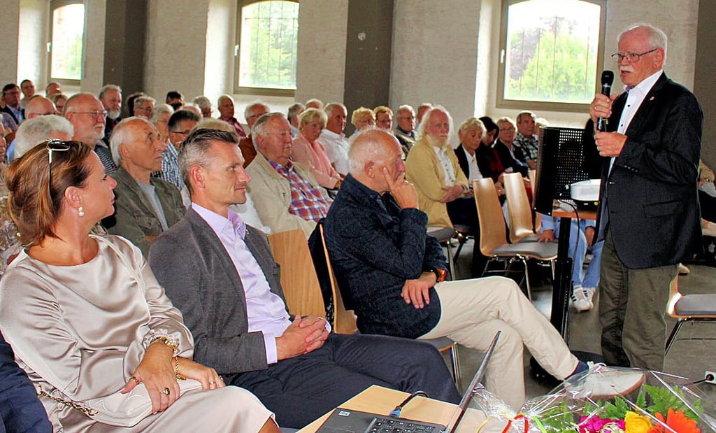 Zahlreiche Zuhörer fand Dr. Günther Blume (stehend), als er sein Bahnhofs-Buch vorstellte.