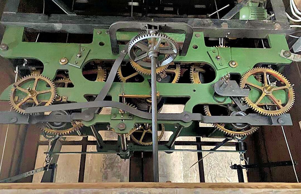 Blick auf das historische Uhrwerk der Sankt Ambrosiuskirche. Es wurde in diesem Jahr repariert.