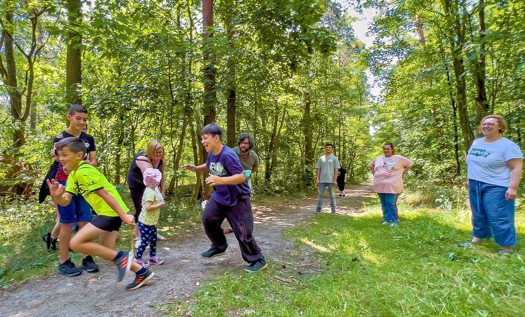 Bei der Wildniswanderung haben die Kinder ihre Energie beim Fangen spielen rauslassen können. Auch die Erwachsenen haben sich daran beteiligt.