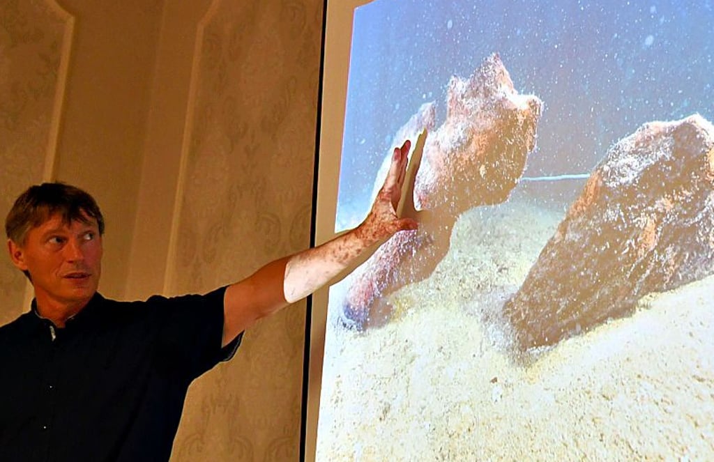 Sven Thomas erläuterte anhand von Bildern eindrucksvoll Einzelheiten zum Prahm auf dem Grund der Blauen Perle.