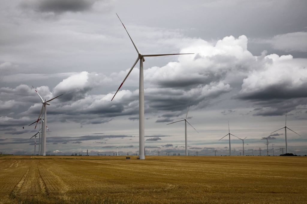 Windkrafträder auf einem Feld an der Autobahn A9 zwischen Naumburg und Halle.