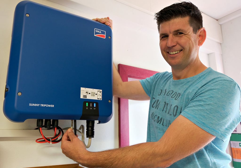 Meister Andy Bergholz vom Elektrofachbetrieb Scholz aus Holzdorf zeigt, wie der Wechselrichter für eine Photovoltaikanlage aussieht.