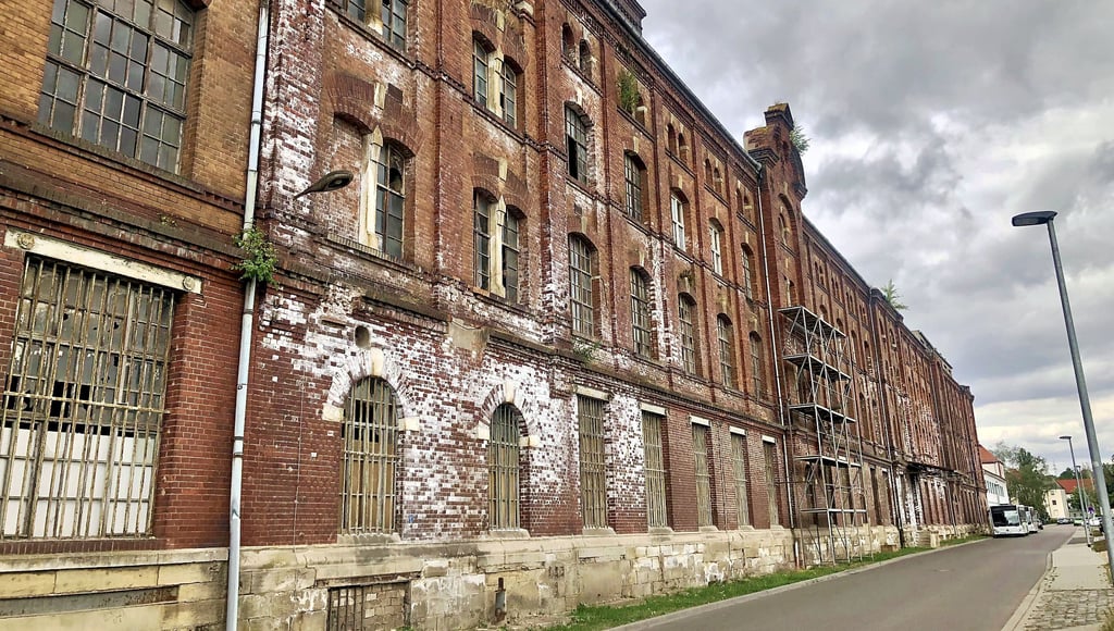 Das ehemalige Zetti-Produktionsgebäude Auf den Gebinden in Zeitz ist einsturzgefährdet. Deshalb muss jdie Straße gesperrt werden.