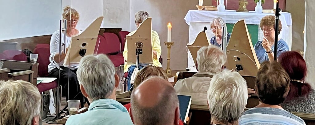 Das Tangerhütter Veeh-Harfen-Ensemble spielt in der Kirche zu Uchtdorf.