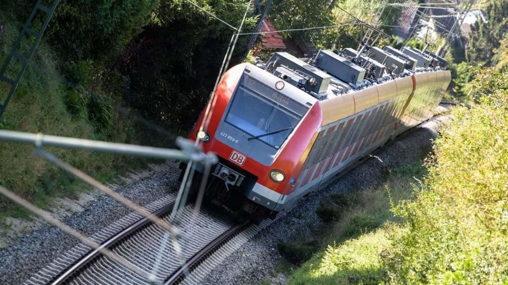 Der Mitteldeutsche Verkehrsverbund, der in Sachsen-Anhalt und für Pendler nach Leipzig eine wichtige Rolle spielt, ist in eine Notlage geraten. Das kann zu massiven Einschränkungen für die Fahrgäste führen.